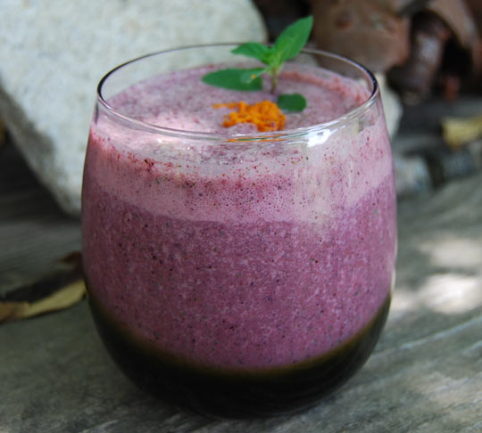 Kale and blueberries combine with turmeric to make a healthy smoothie.